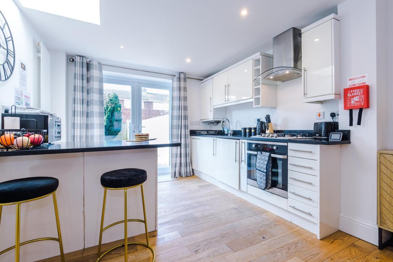 Pristine 2-Bed House In Chester By 53 Degrees Property, Ideal For Families & Small Groups, Great Location - Sleeps 6 Hough Green Esterno foto