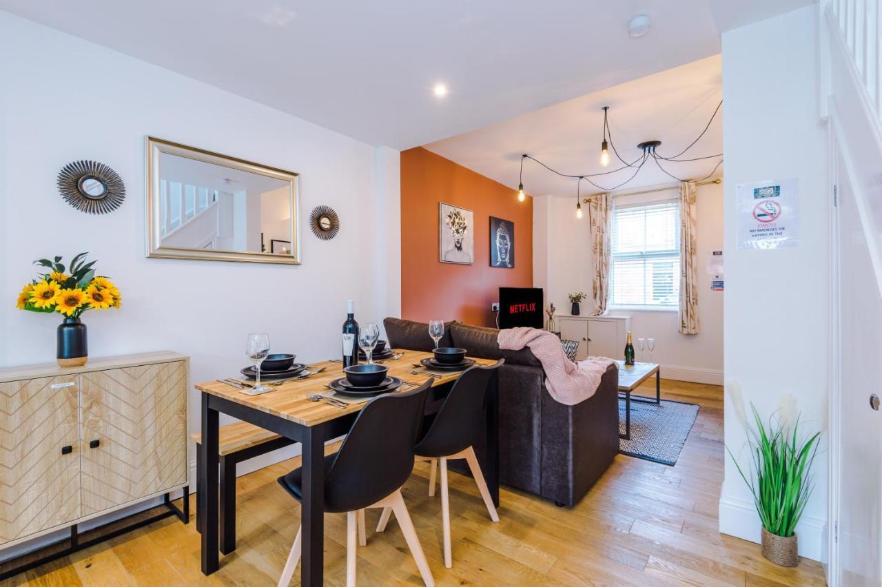 Pristine 2-Bed House In Chester By 53 Degrees Property, Ideal For Families & Small Groups, Great Location - Sleeps 6 Hough Green Esterno foto