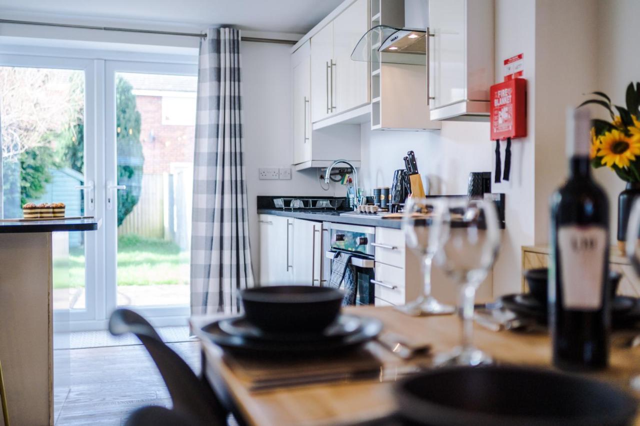 Pristine 2-Bed House In Chester By 53 Degrees Property, Ideal For Families & Small Groups, Great Location - Sleeps 6 Hough Green Esterno foto