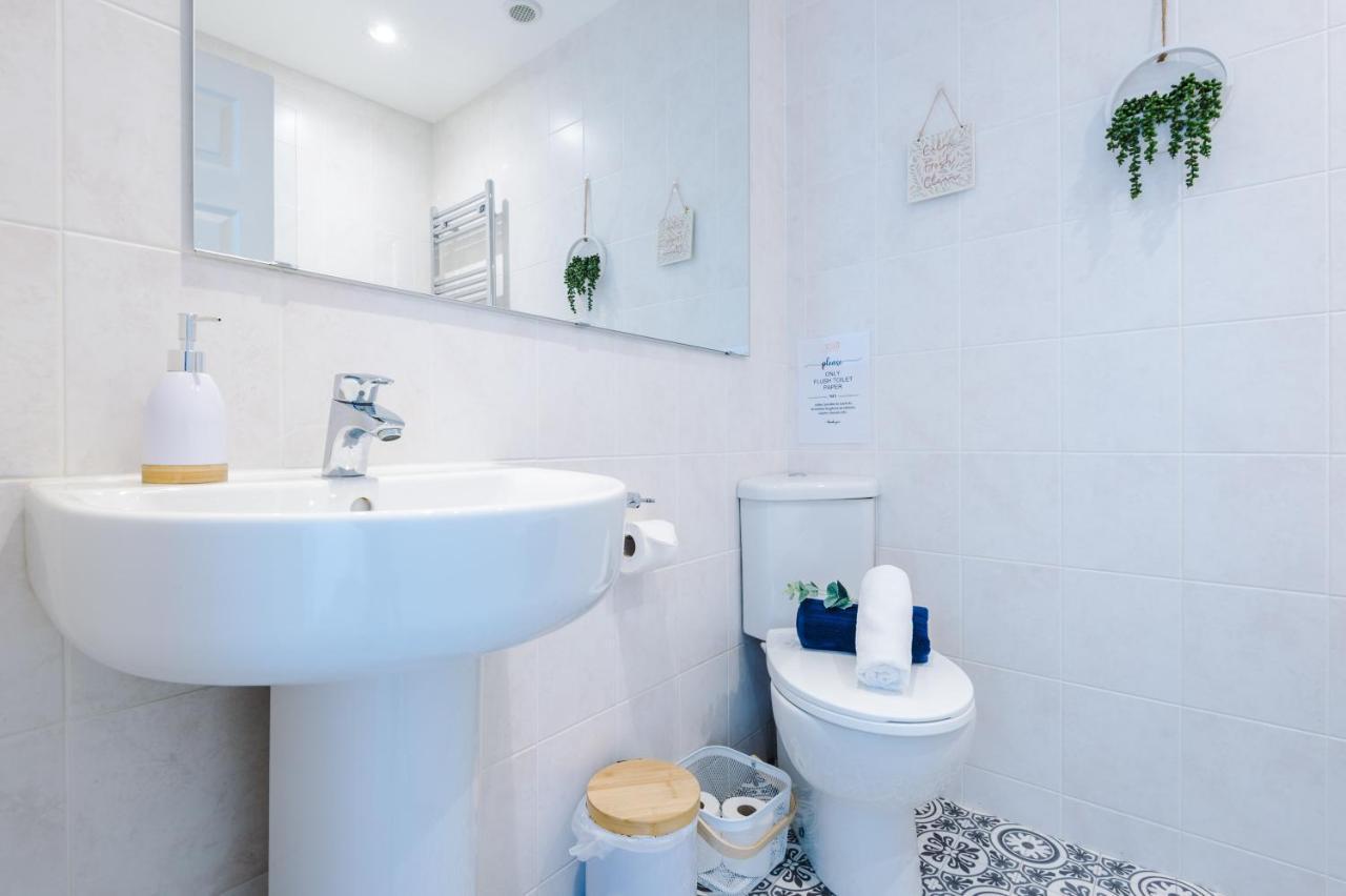 Pristine 2-Bed House In Chester By 53 Degrees Property, Ideal For Families & Small Groups, Great Location - Sleeps 6 Hough Green Esterno foto