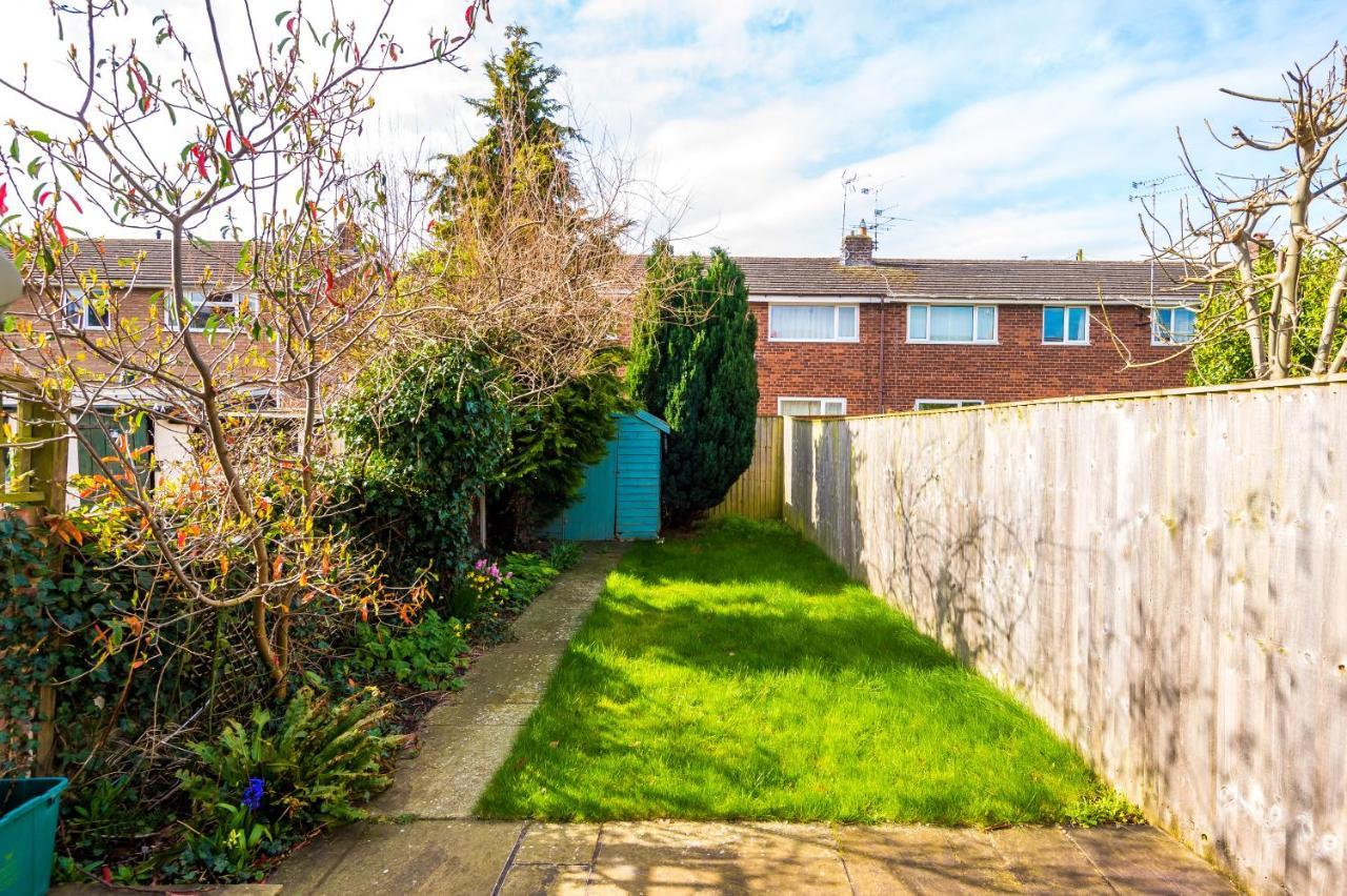 Pristine 2-Bed House In Chester By 53 Degrees Property, Ideal For Families & Small Groups, Great Location - Sleeps 6 Hough Green Esterno foto
